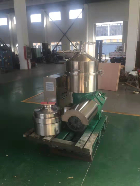 Centrifugal oil and water separator machine