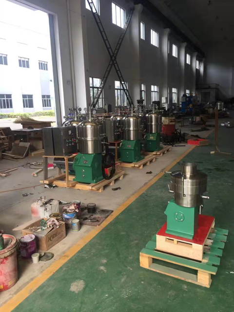 Treatment and water removal of lubricant and hydraulic oil